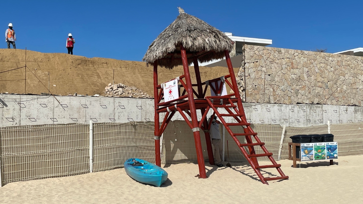 Lifeguard's beach hut at Chileno Beach