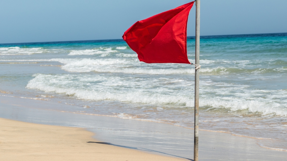 Red flag at Los Cabos indicating if you can swim.