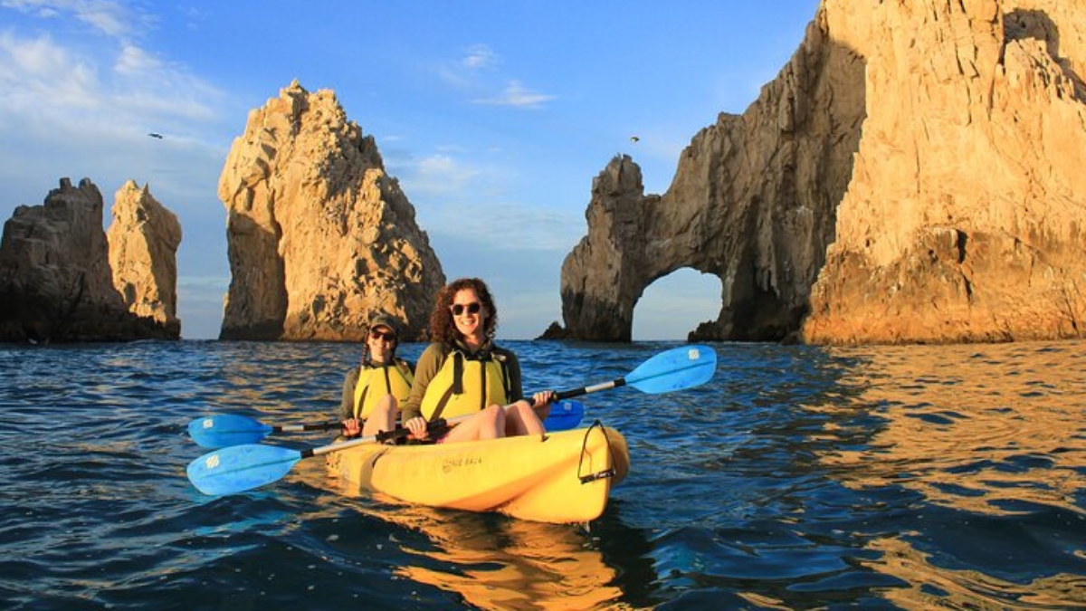 Couple kayaking near Cabo's arch