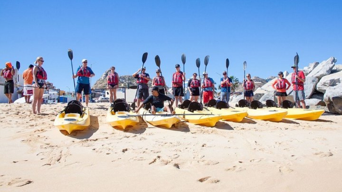 Group of kayakers getting read on the beach at Los Cabos