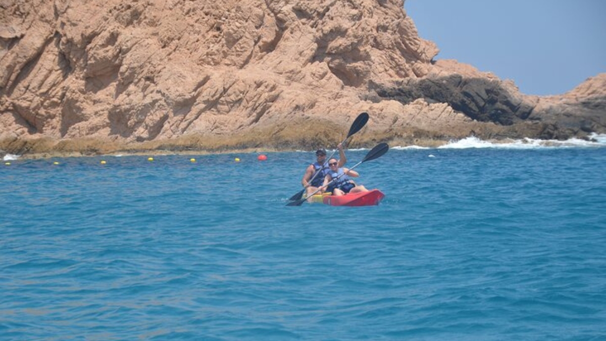 Couple kayaking in Cabo' bay