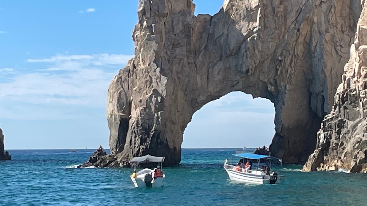 Tour boats at Cabo's Arch
